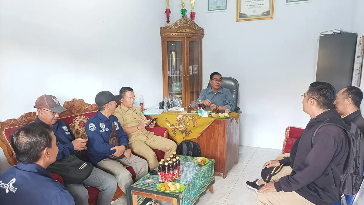 MONEV: Kepala Desa Sumurdalam Sarkawi (tengah) mengikuti monev yang dilakukan Pemerintah Kecamatan Besuk. (AGUS FAIZ MUSLEH/JAWA POS RADAR BROMO)