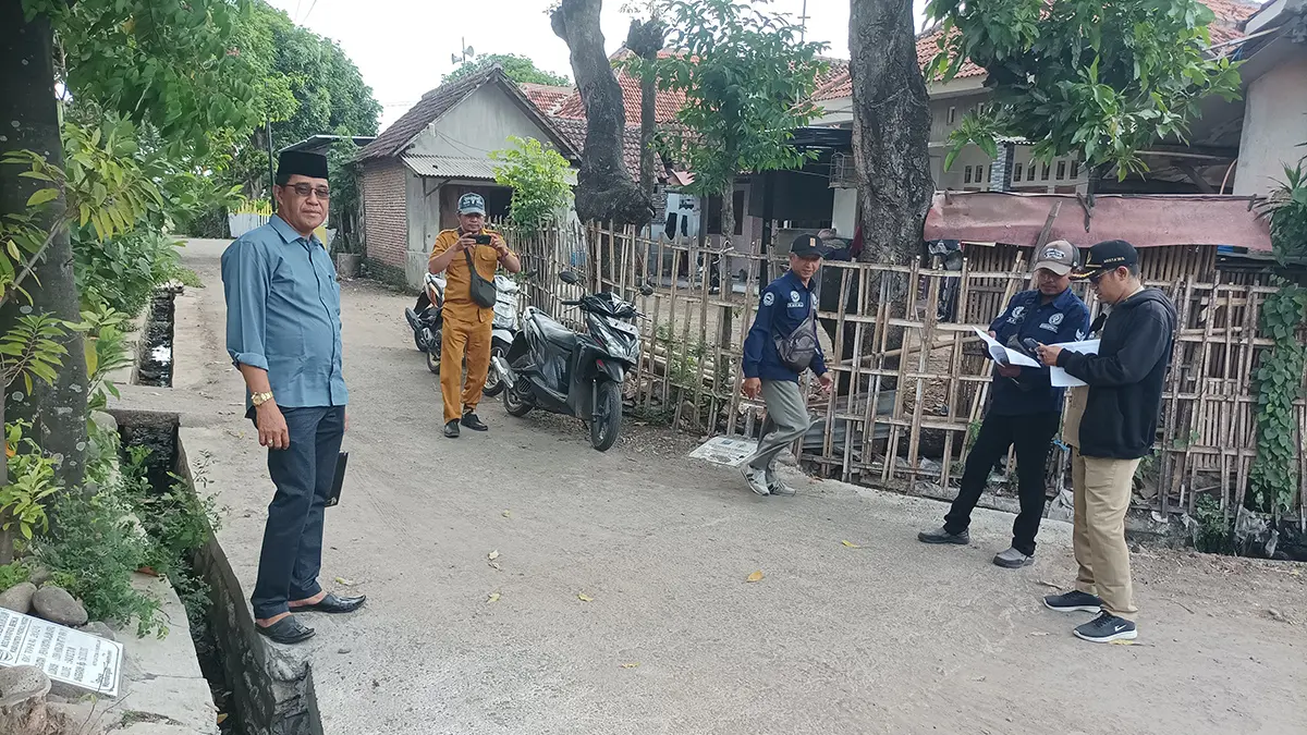 PELAT DEKER: Kepala Desa Sumurdalam Sarkawi (berpeci) mengecek langsung hasil pembangunan pelat deker.