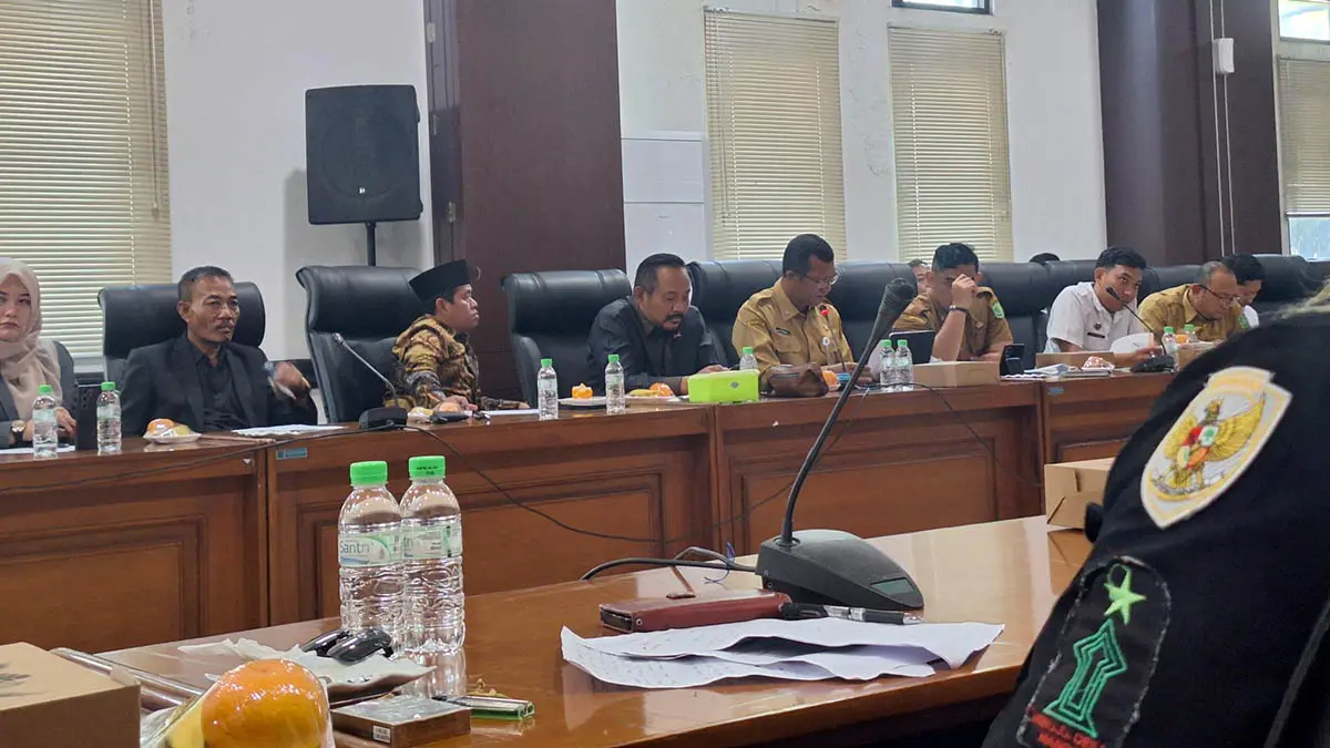 PENGADUAN: DPRD-Pemkab Pasuruan saat menerima aduan dari sejumlah aktivis, atas persoalan program MBG di Kabupaten Pasuruan. (Muhamad Busthomi/Radar Bromo)