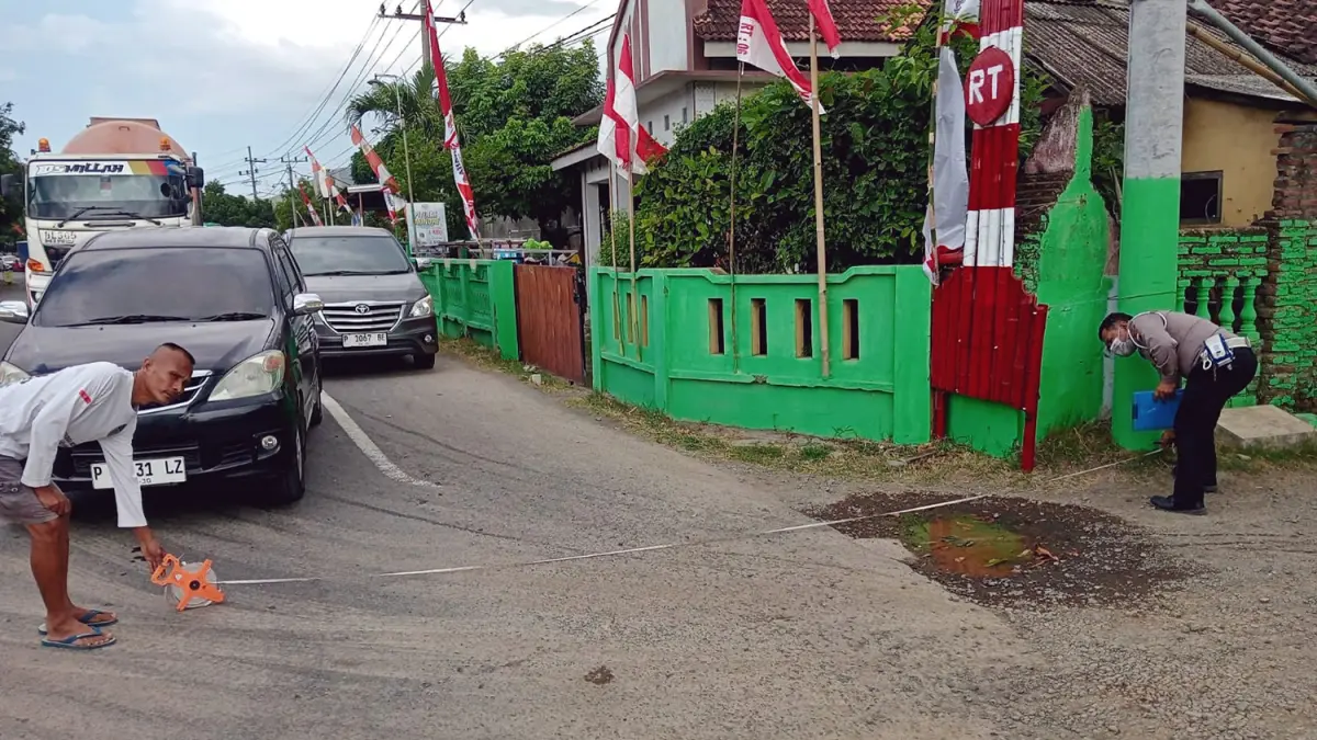 Petugas Satlantas Polres Probolinggo melakukan olah TKP kecelakaan maut di ruas jalan pantura Desa Binor, Kecamatan Paiton, Kabupaten Probolinggo. 