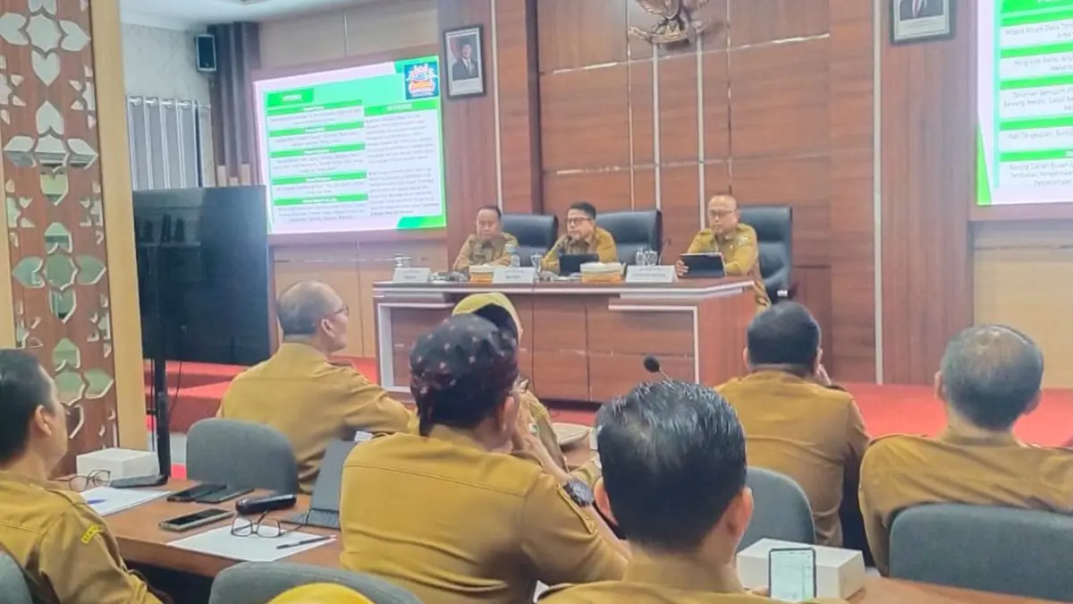 RAKOR: Bupati Probolinggo dr. Mohammad Haris (tengah) memimpin rakor Kecamatan SAE dan mapping potensi kecamatan, Senin (22/6). (ISTIMEWA)