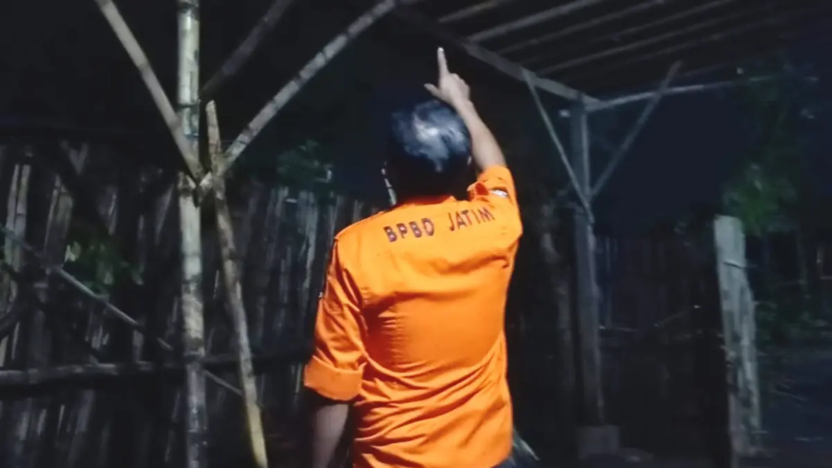 RUSAK: Petugas BPBD Kabupaten Probolinggo melakukan asesmen kerusakan dapur warga Desa/Kecamatan Tegalsiwalan yang terdampak angin kencang. (BPBD KABUPATEN PROBOLINGGO FOR JAWA POS RADAR BROMO)
