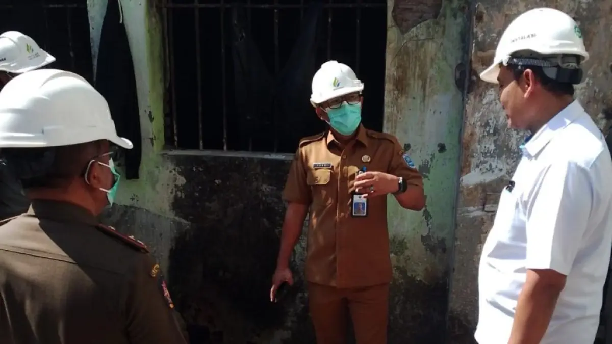 SAMPEL: Kepala Bidang Penataan Lingkungan Hidup DLH Kabupaten Probolinggo Yusdi Vari Afandi memimpin verifikasi lapangan atas dugaan pencemaran air limbah industri di wilayah Kecamatan Dringu. (DLH KABUPATEN PROBOLINGGO FOR JAWA POS RADAR BROMO)