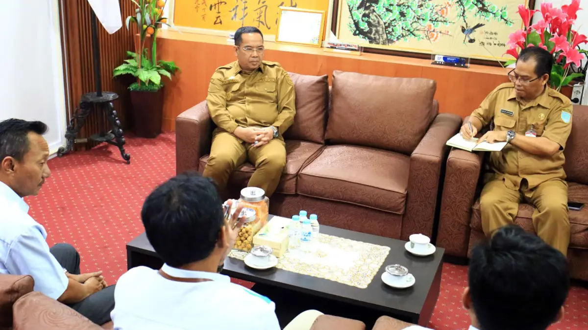 Sejumlah perwakilan PLN Probolinggo saat bertemu Wali Kota dr Aminuddin, Selasa (23/6). (Diskominfo Kota Probolinggo)