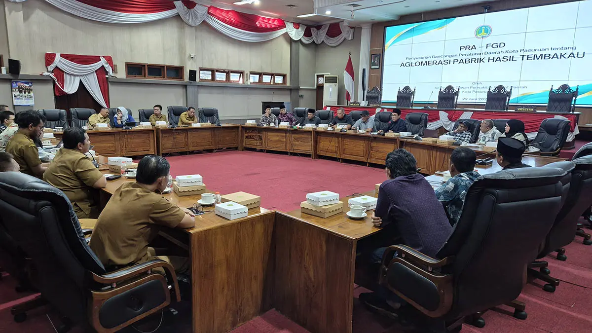 SEMANGAT: Suasana pra-FGD pembahasan Raperda aglomerasi industri tembakau di DPRD Kota Pasuruan. (Fahrizal Firmani/Radar Bromo)