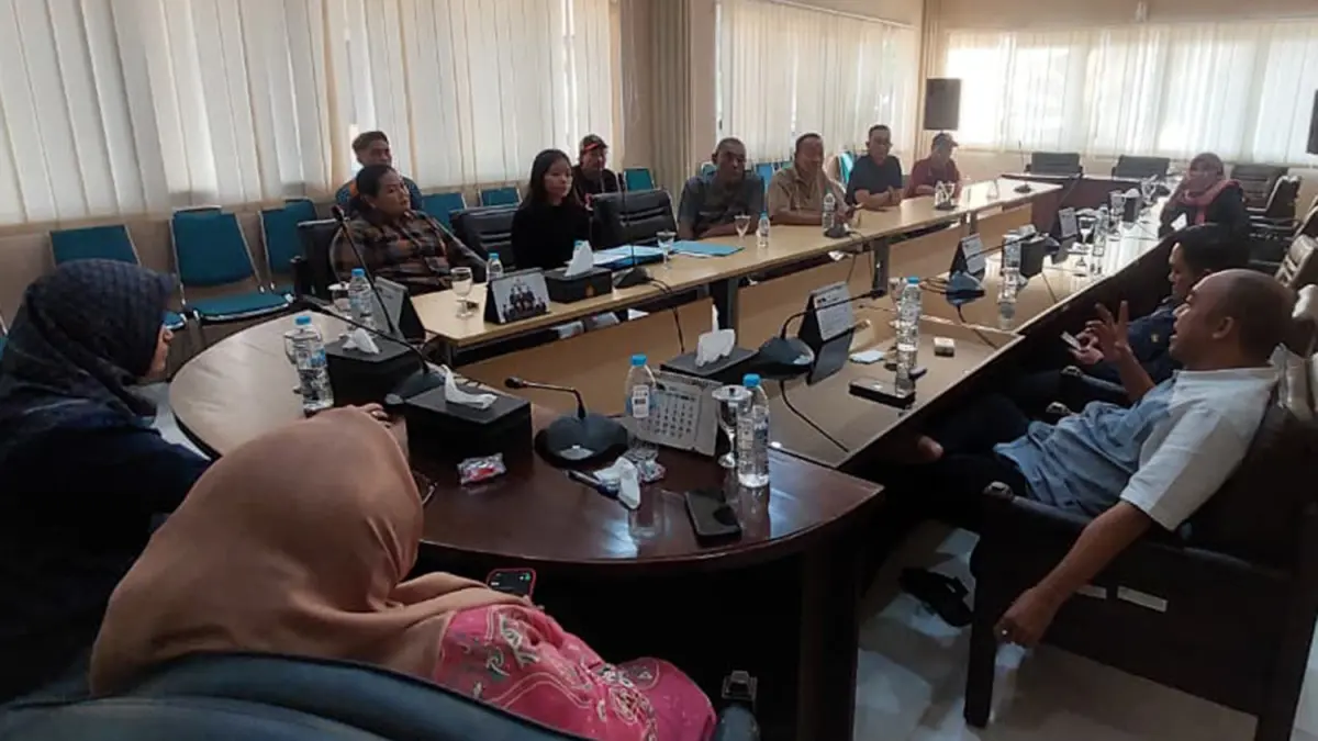 SOROTI SPMB: Najwa Putri Ayu Pranita didampingi keluarga dan KONI saat bertemu perwakilan DPRD Kota Probolinggo. 