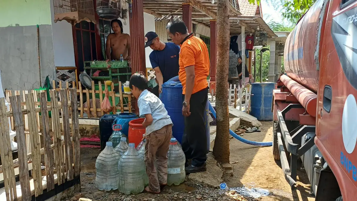 SUPLAI: Pegawai BPBD Kabupaten Probolinggo mengirim air bersih ke Desa Tigasan Wetan, Kecamatan Leces, Senin (22/6) siang.&nbsp;(BPBD KABUPATEN PROBOLINGGO FOR JAWA POS RADAR BROMO)