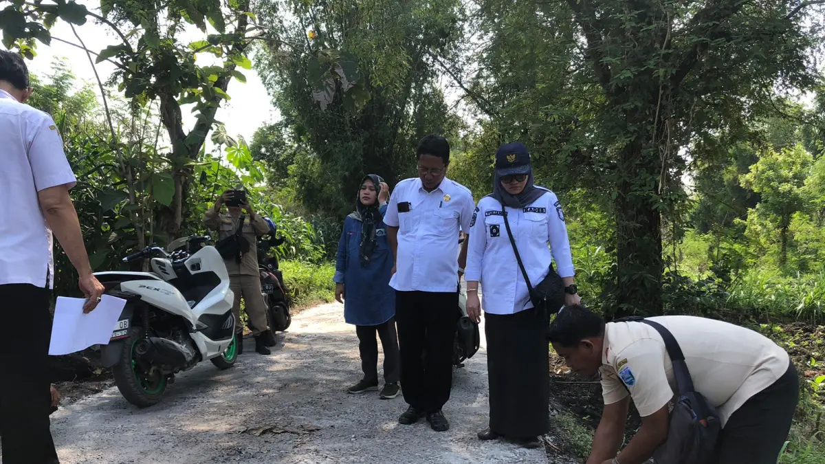 CEK LANGSUNG: Kepala Desa Sumberrejo Yulianis (pakai topi) mengecek pekerjaan rabat beton jalan di Dusun Somor Kodung.