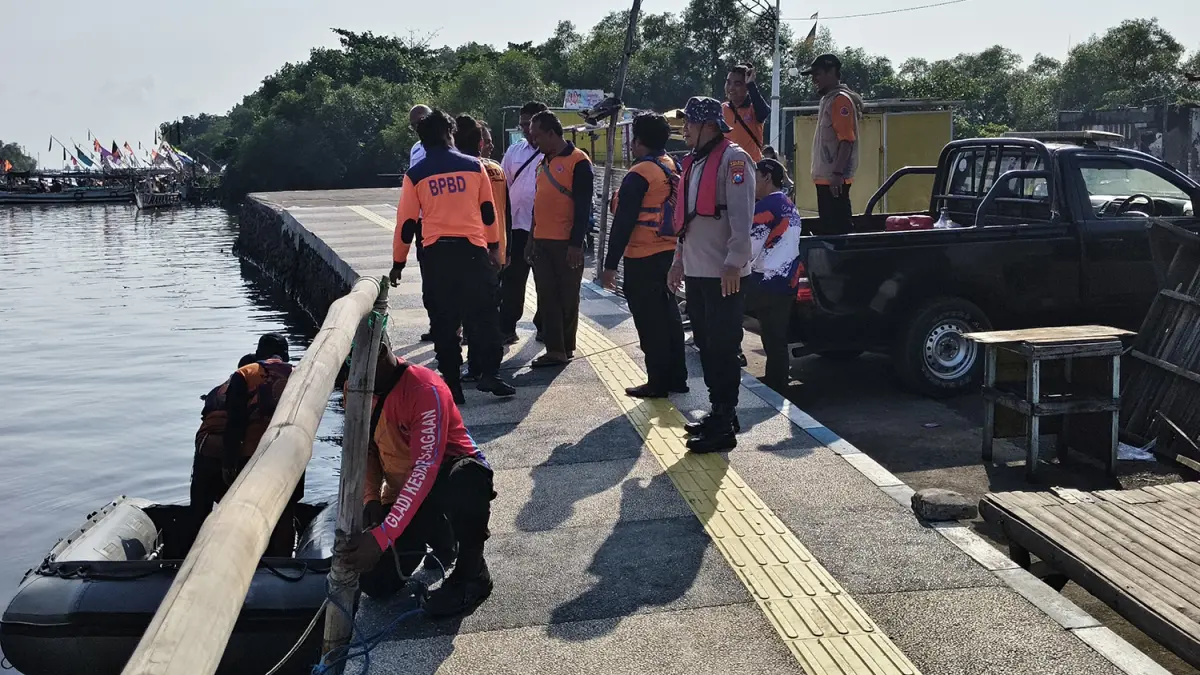 DIEVAKUASI: Jenazah korban Asad, 52, yang hilang sejak Senin (22/6) sore, ditemukan meninggal di laut Rabu (24/6) pagi. jenazahnya dievakuasi ke Pelabuhan Pasuruan, kemarin dan dimakamkan.