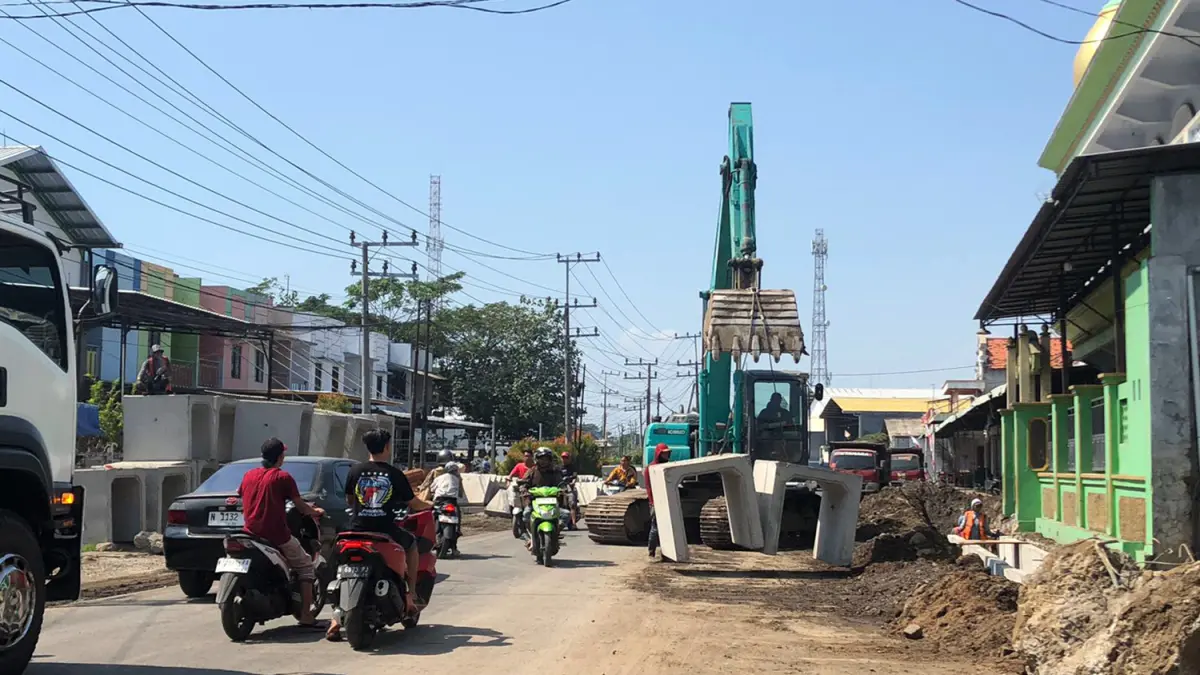 DIPERBAIKI: Perbaikan jalan di kawasan JLU Probolinggo. (Inneke Agustin/ Radar Bromo)