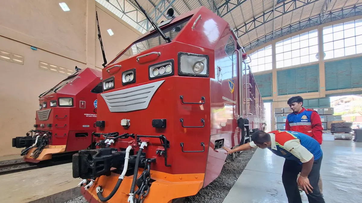 Lokomotif CC 300 saat parkir di Depo DJKA Bangil. (M Busthomi/ Radar Bromo)