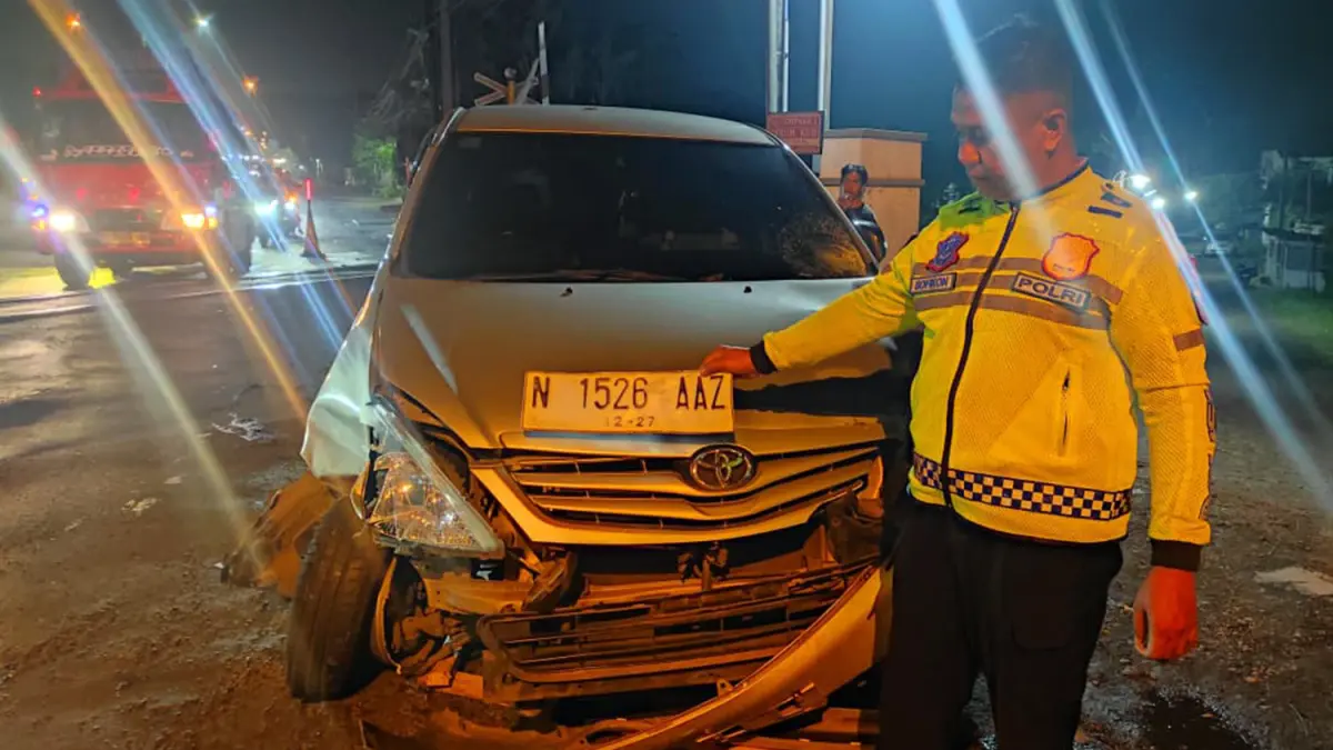 RINGSEK: Kondisi Kijang Innova yang terlibat kecelakaan karambol mengalami kerusakan. Akibat kecelakaan itu pula, empat orang mengalami luka-luka. 