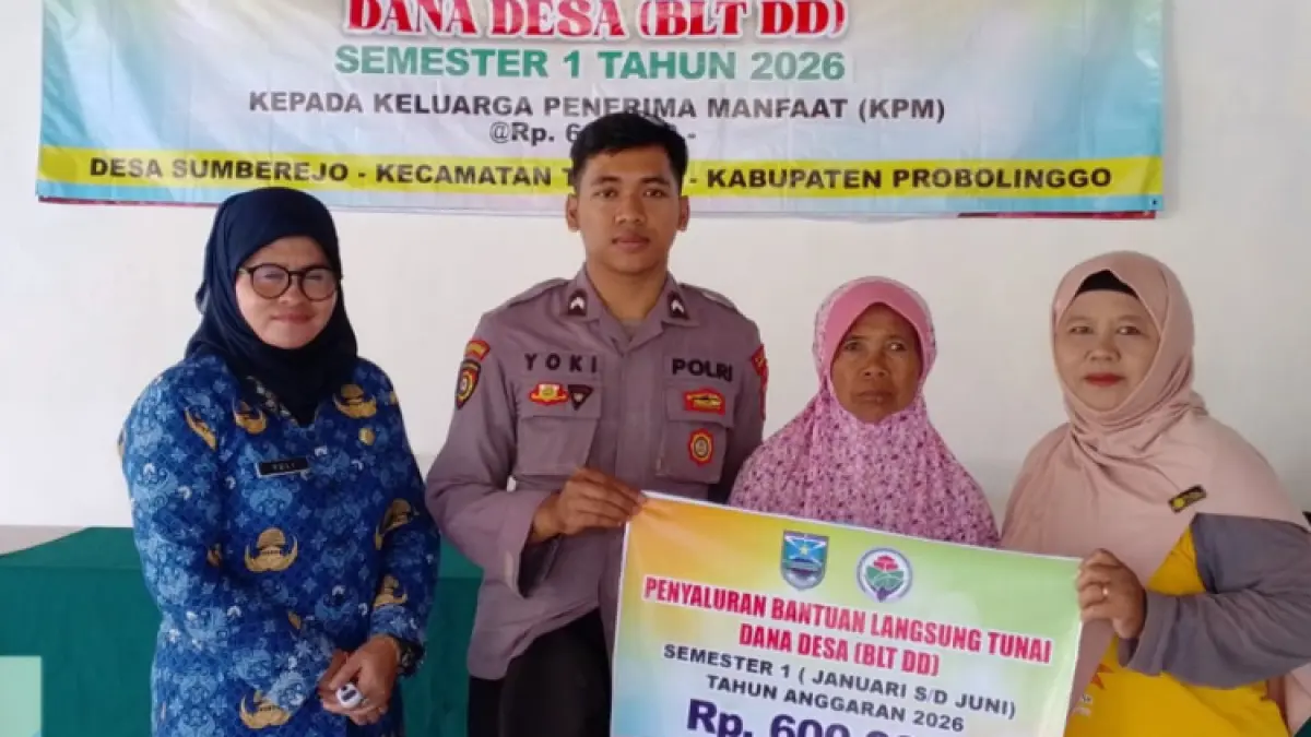 SENANG: Salah satu warga penerima bantuan sosial BLT DD saat berfoto dengan Kepala Desa Sumberrejo Yulianis (kiri).