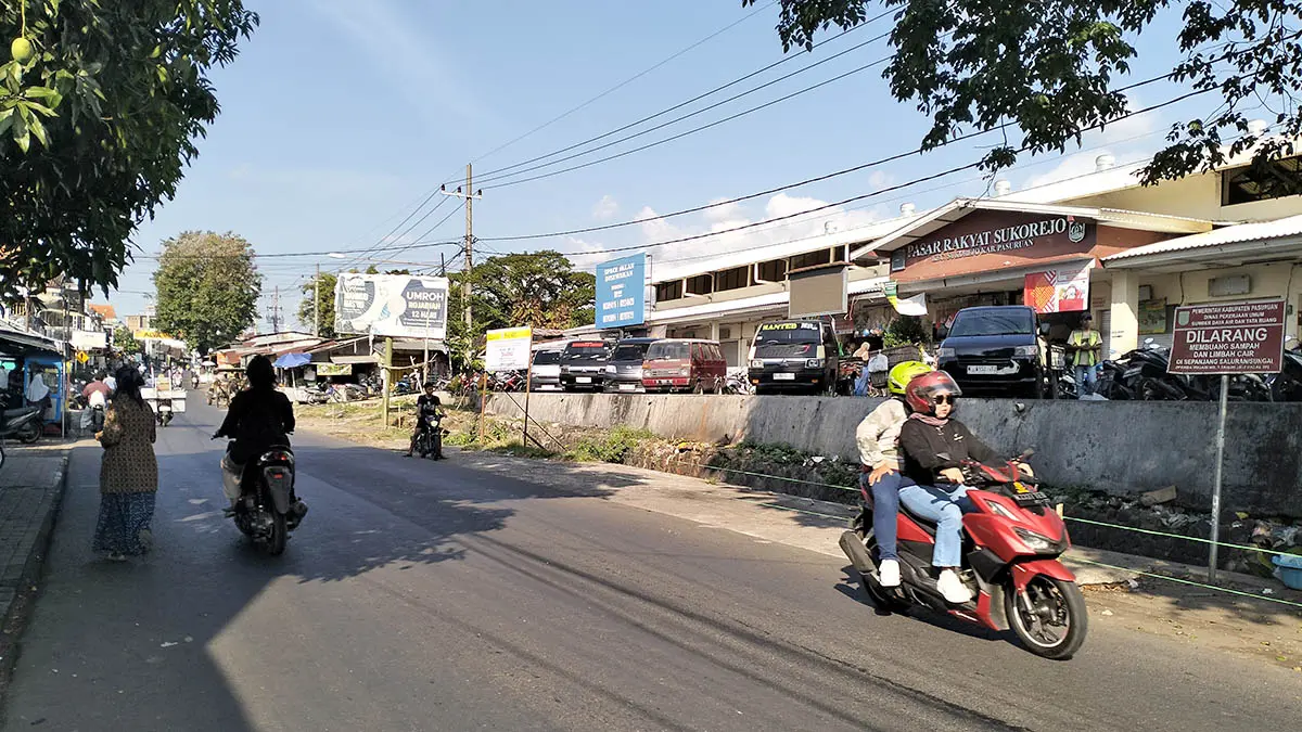 STERIL: Bahu jalan di depan Pasar Sukorejo yang tengah disterilisasi dari PKL ataupun parkir liar. (Rizal Syatori/Radar Bromo)