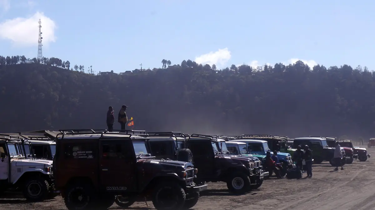 DUKUNG SEKTOR PARIWISATA: Deretan jib Bromo saat parkir di lautan pasir. (Mokhamad Zubaidillah/ Radar Bromo)
