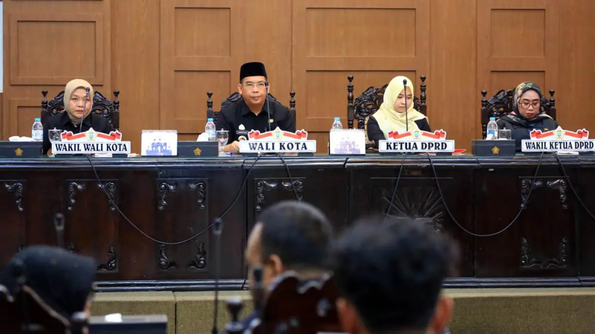 PARIPURNA: Wali Kota Probolinggo dr. Aminuddin menghadiri Rapat Paripurna DPRD Kota Probolinggo, Rabu (24/6). (ARIF MASHUDI/JAWA POS RADAR BROMO)