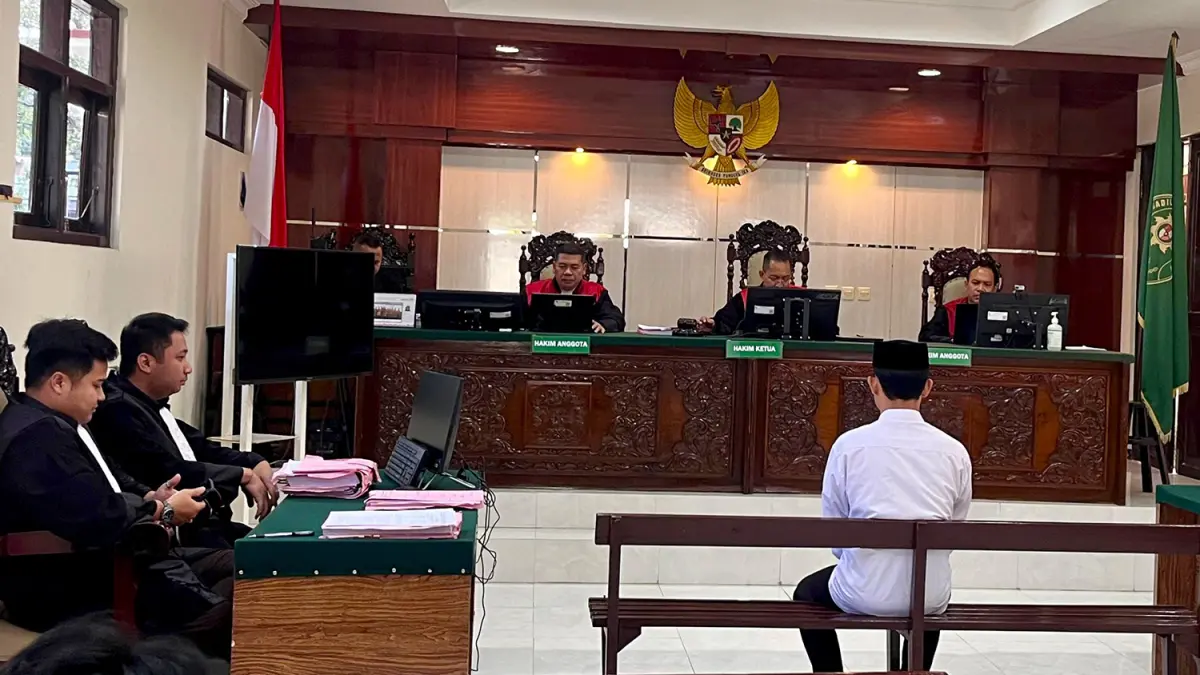 VONIS RINGAN: Terdakwa MIF saat mendengarkan vonis majelis hakim. 