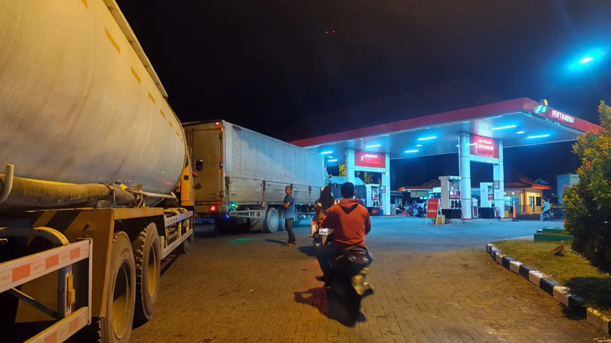 Antrean solar di SPBU Tambakrejo, Kraton, Kabupaten Pasuruan, Kamis malam (25/6). (Mokhamad Zubaidillah/ Radar Bromo)