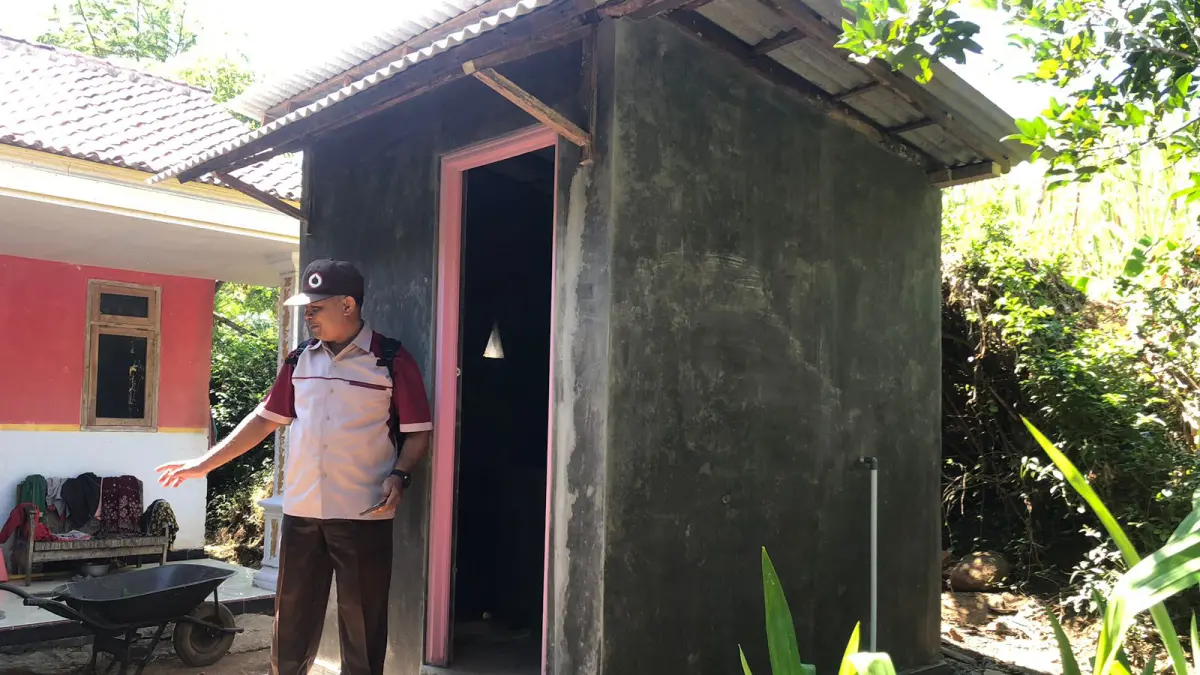 BERSIH: Pendamping Lokal Desa Kecamatan Leces Hel Abdul Rozaq di lokasi pembangunan jambanisasi di rumah Pari, warga Desa Malasan Kulon.