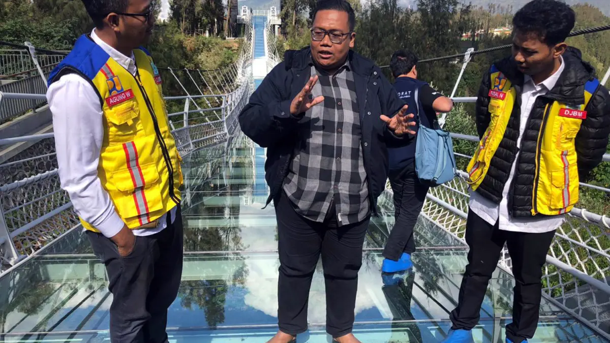 CEK: Petugas PPK BGTS Kementerian PUPR bersama General Manager The Lawu Group, Achmad Ridho (tengah) saat melakukan uji kelayakan dan keamanan di Jembatan Kaca Seruni Point di kawasan Bromo, Kamis (25/6).