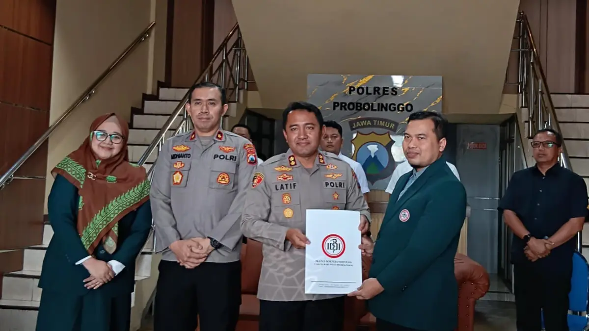 DEMI KEADILAN: Ketua IDI Kabupaten Probolinggo dr Syahrudi menyerahkan lembar pernyataan sikap atas Kasus dr Ratna Setia Asih ke Kapolres Probolinggo AKBP M. Wahyudin Latif, Rabu (24/6). (ISTIMEWA)