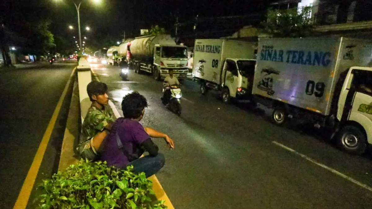 Deretan truk antre mengular hingga di jalur pantura saat hendak mengisi solar di SPBU Karangketug, Kota Pasuruan. (Mokhamad Zubaidillah/ Radar Bromo) 