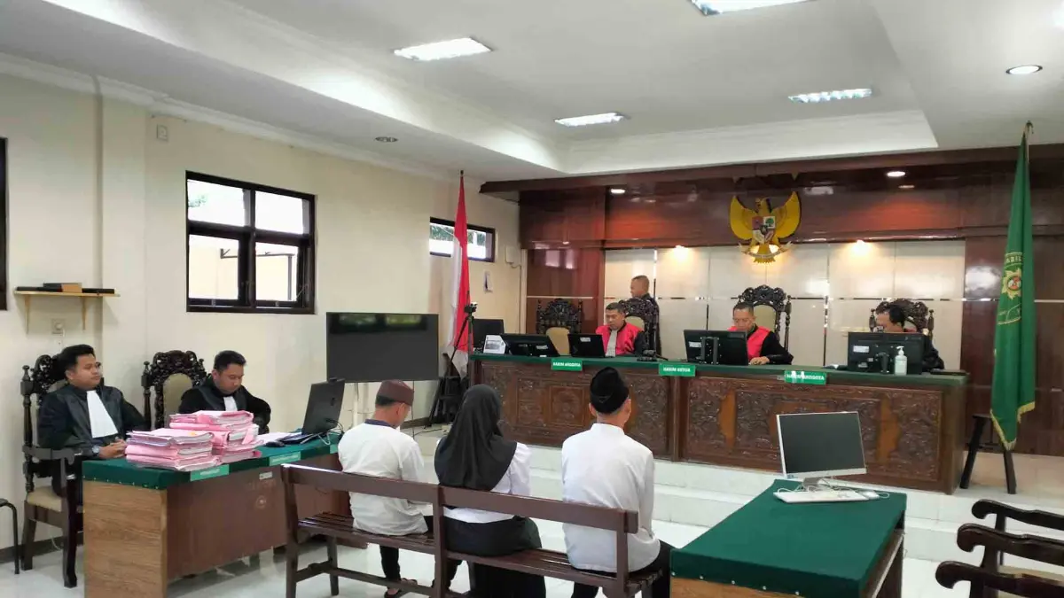 DIADILI:&nbsp;Tiga terdakwa pencuri&nbsp;koper wisatawan mancanegara&nbsp;di kawasan wisata Gunung Bromo&nbsp;diadili di PN Kraksaan, Kamis (25/6). (ACHMAD ARIANTO/JAWA POS RADAR BROMO)