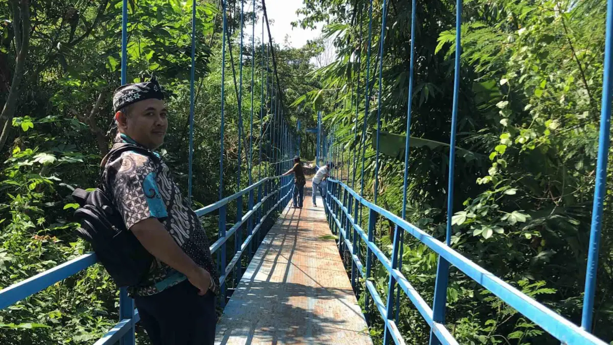KOKOH: Pendamping Lokal Desa Hel Abdul Rozaq di lokasi jembatan gantung di Desa Tigasan Wetan, Kecamatan Leces. (INNEKE AGUSTIN/JAWA POS RADAR BROMO)