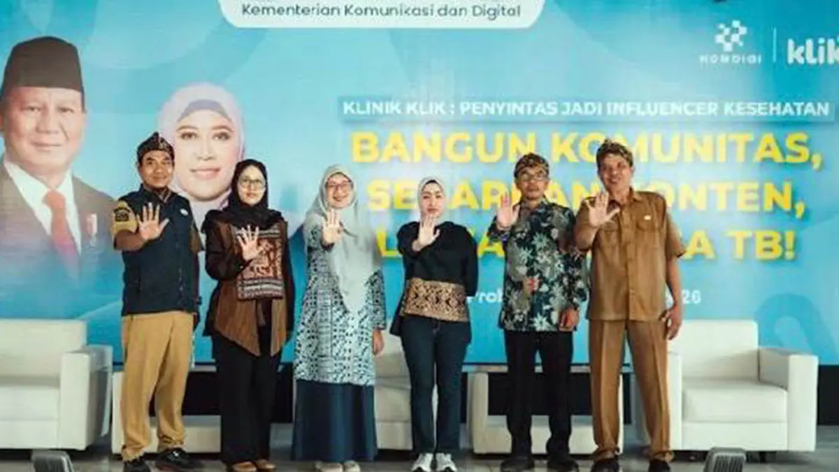 LAWAN TB: Para pengisi acara berpose bersama usai acara. 