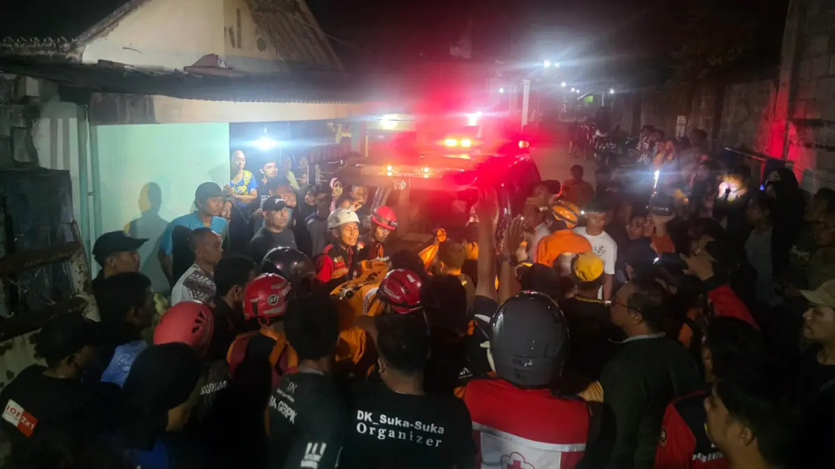 NAHAS: Jenazah korban saat dibawa ke mobil ambulans. 