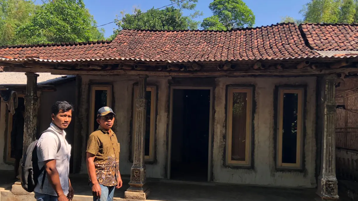 NYAMAN: Sekretaris Desa Tigasan Wetan Misnajianto (kanan) dan Pendamping Teknik Desa Kecamatan Leces Ahmad Faisol mengecek rumah milik Arma yang mendapat RTLH di Desa Tigasan Wetan.