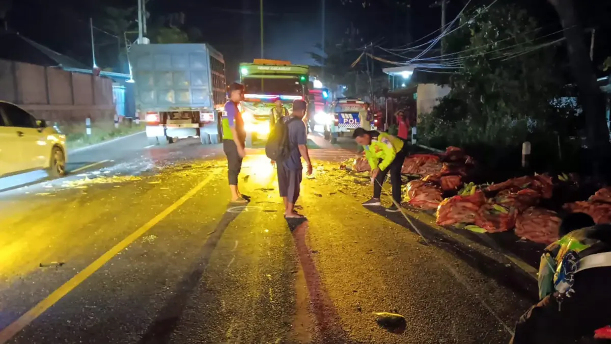 OLAH TKP: Anggota Satlantas Polres Probolinggo saat melakukan olah tkp lokasi kecelakaan yang menewaskan dua sopir truk di Jalur Lingkar Selatan, Jalan Raya Lumajang, Desa Banjarsawah, Kecamatan Tegalsiwalan, Jumat (26/6) dini hari