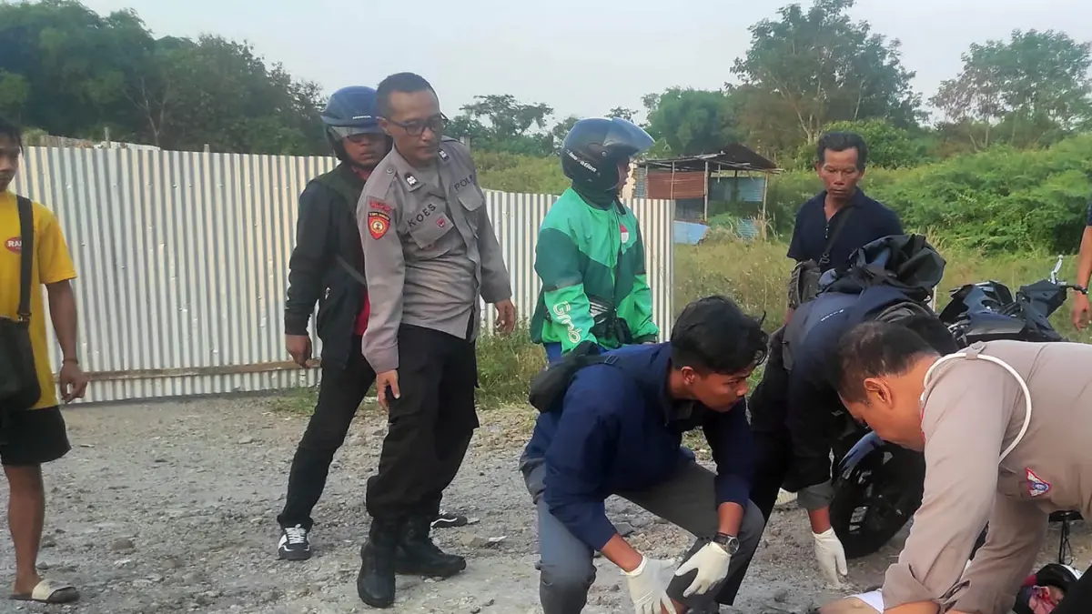 Petugas dibantu warga saat tengah mengevakuasi korban. 
