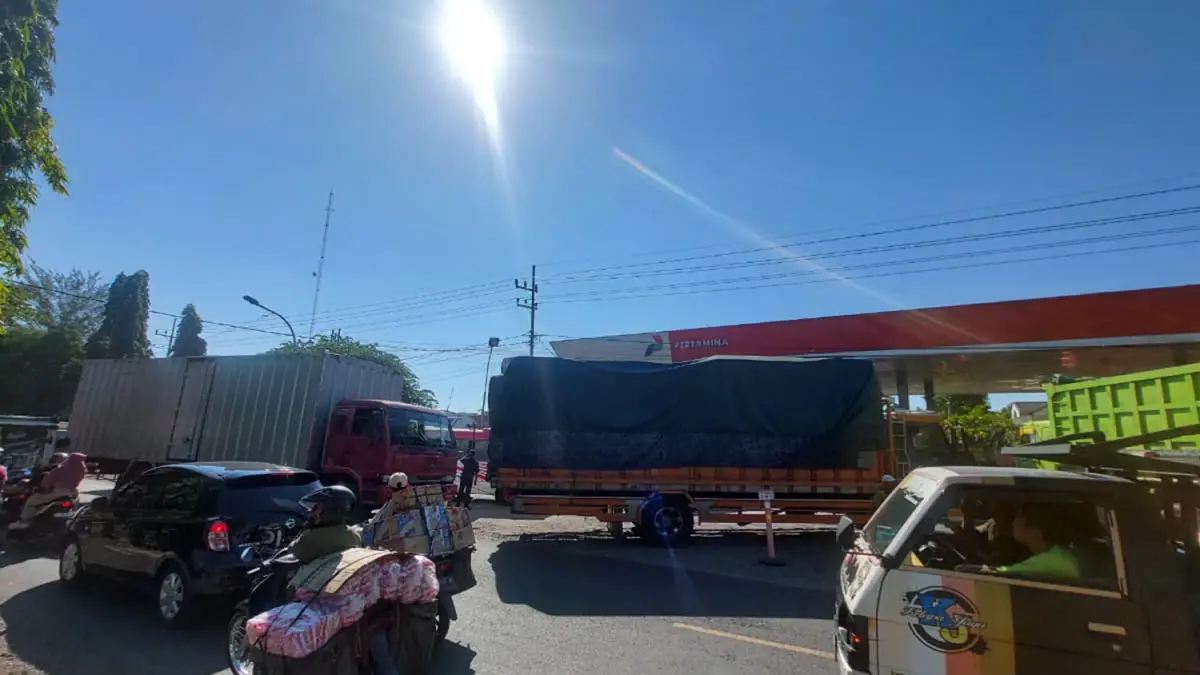 PICU MACET: Antrean solar di SPBU Sukoharjo, Kanigaran, Kota Probolinggo yang memicu kemacetan. (Arif Mashudi/ Radar Bromo)