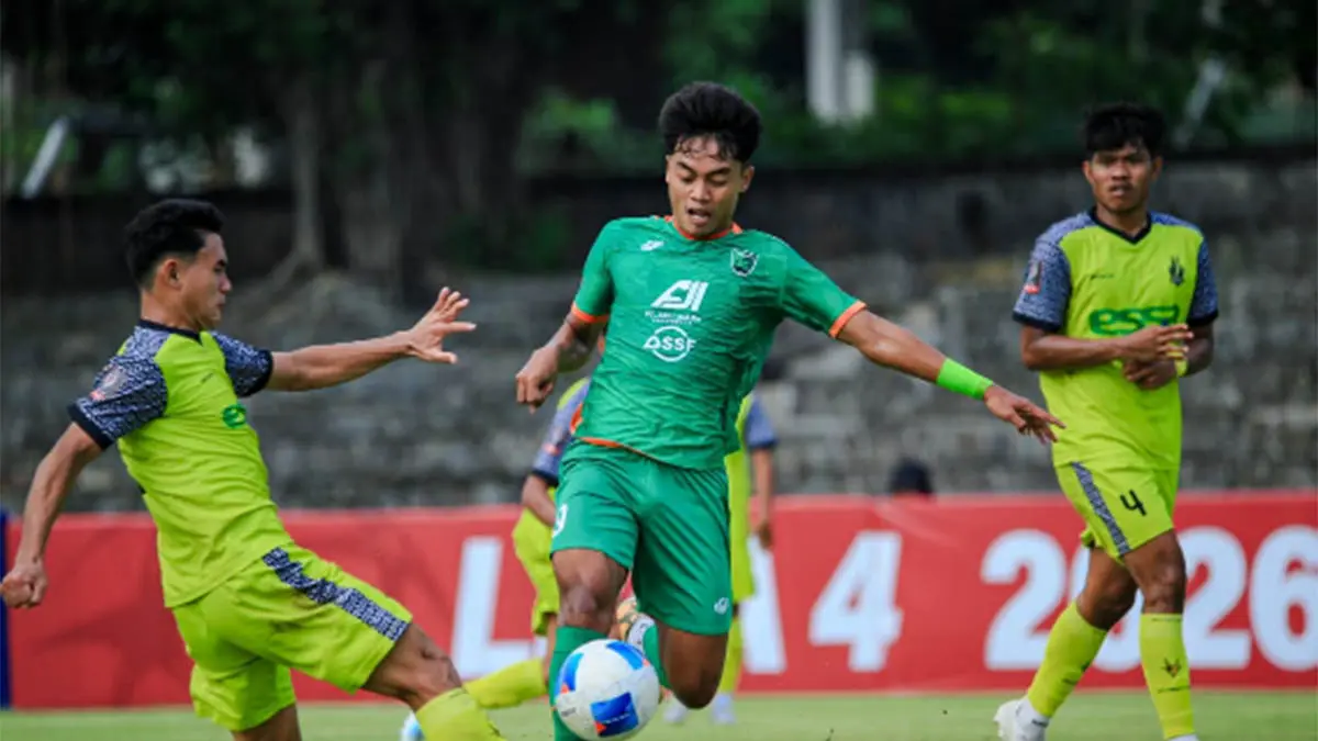 TEMPEL KETAT: Striker Pasuruan United Racksa Surya Wijaya dihadang dua pemain Celebest FC dalam laga terakhir 16 besar, di Stadion Srwiwedari, Surakarta, Jumat (26/6) sore. (Foto: Pasuruan United for Jawa Pos Radar Bromo)