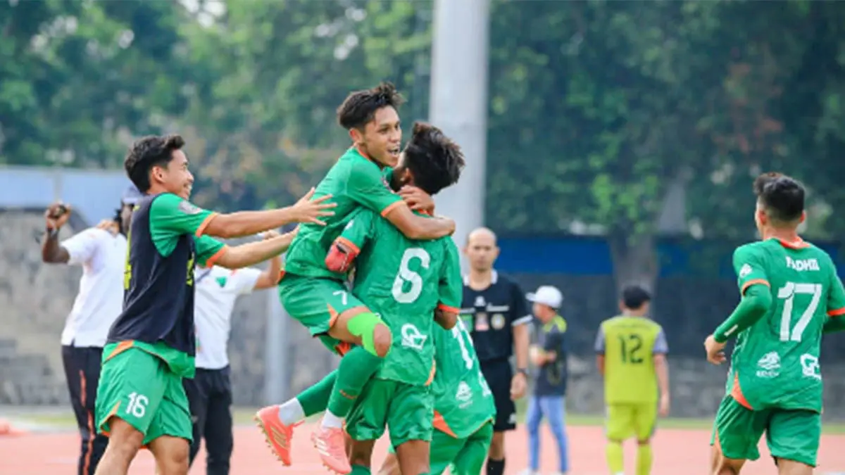GEMBIRA: Pemain Pasuruan United yang kegirangan setelah menyudahi laga terakhir 16 besar melawan Celebest FC dengan hasil seri 2-2 di Stadion Sriwedari, Jumat (26/6) sore. Pasuruan United juara Grup DD dan memastikan lolos ke babak 8 besar Liga 4 Piala Presiden. (Foto: Pasuruan United for Jawa Pos Radar Bromo)