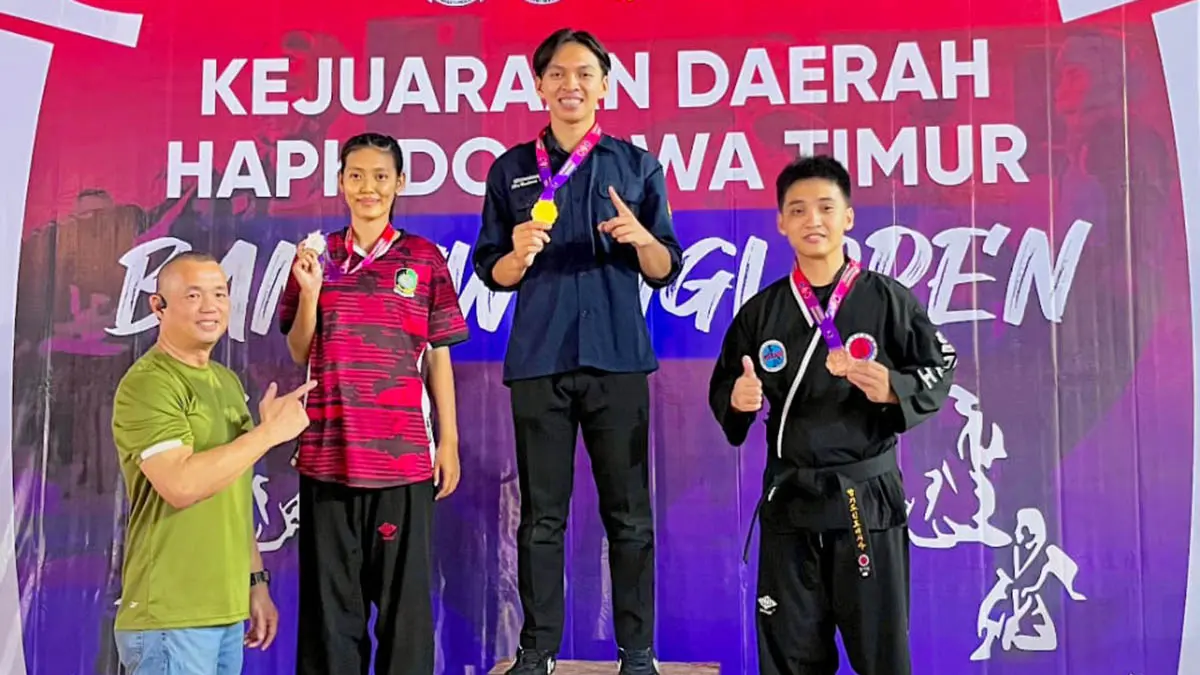MENANG: Salah satu atlet, Alfa Maulana Ibrahim saat menerima medali di ajang Kejurda Hapkido Jawa Timur Banyuwangi Open 2026 yang berlangsung di Banyuwangi Park pada 19-20 Juni. (Foto: Hapkido Kota Probolinggo for Jawa Pos Radar Bromo)
