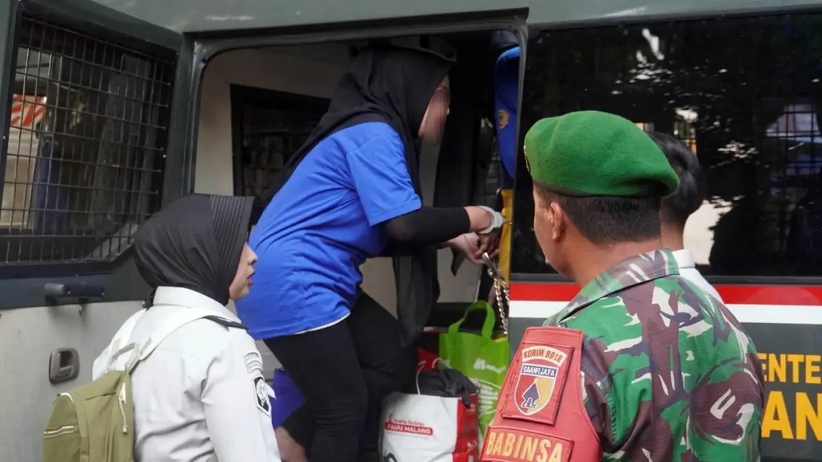Salah seorang warga binaan perempuan Rutan Bangil saat dipindah. 