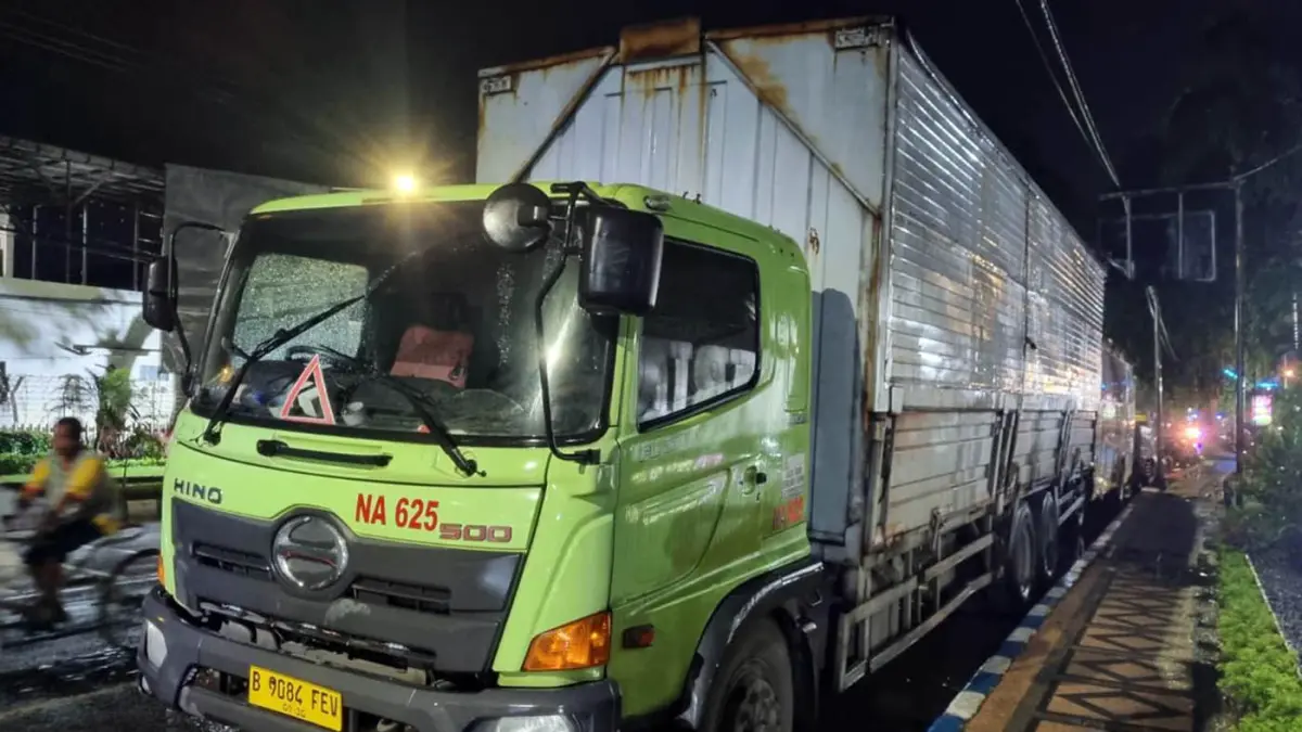 Sejumlah truk saat melintas di jalan Soekarno hatta Kota Pasuruan. Selama jembatan Bok Wedi diperbaiki, truk dilarang melintasi JLS Pasuruan. 