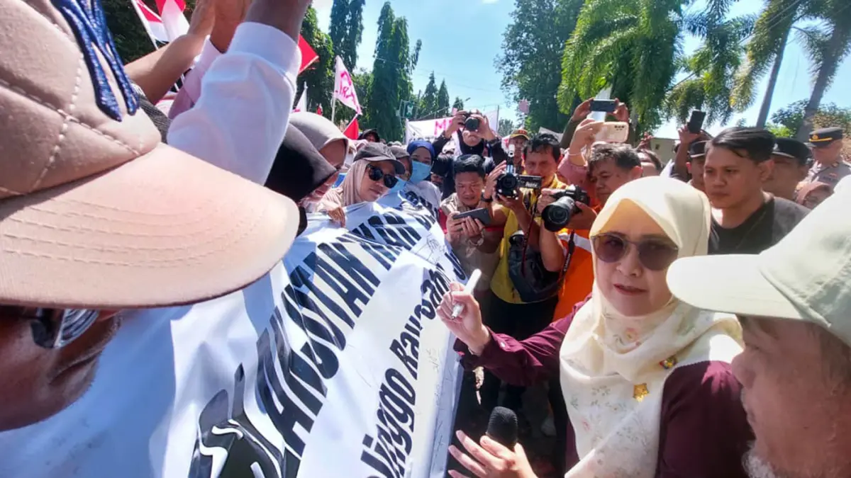 BERI DUKUNGAN: Ketua DPRD Kota Probolinggo Syntha saat membubuhkan tanda tangan dukungan saat relawan MBG menggelar aksi damai, Sabtu (27/6). (Arif Mashudi/ Radar Bromo)