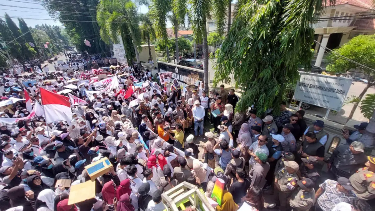 DUKUNG MBG: Relawan SPPG menggelar aksi damai di depan kantor DPRD Kota Probolinggo, Sabtu (27/6). Mereka mendukung dan mendorong keberlanjutan Program MBG. (Arif Mashudi/ Radar Bromo)