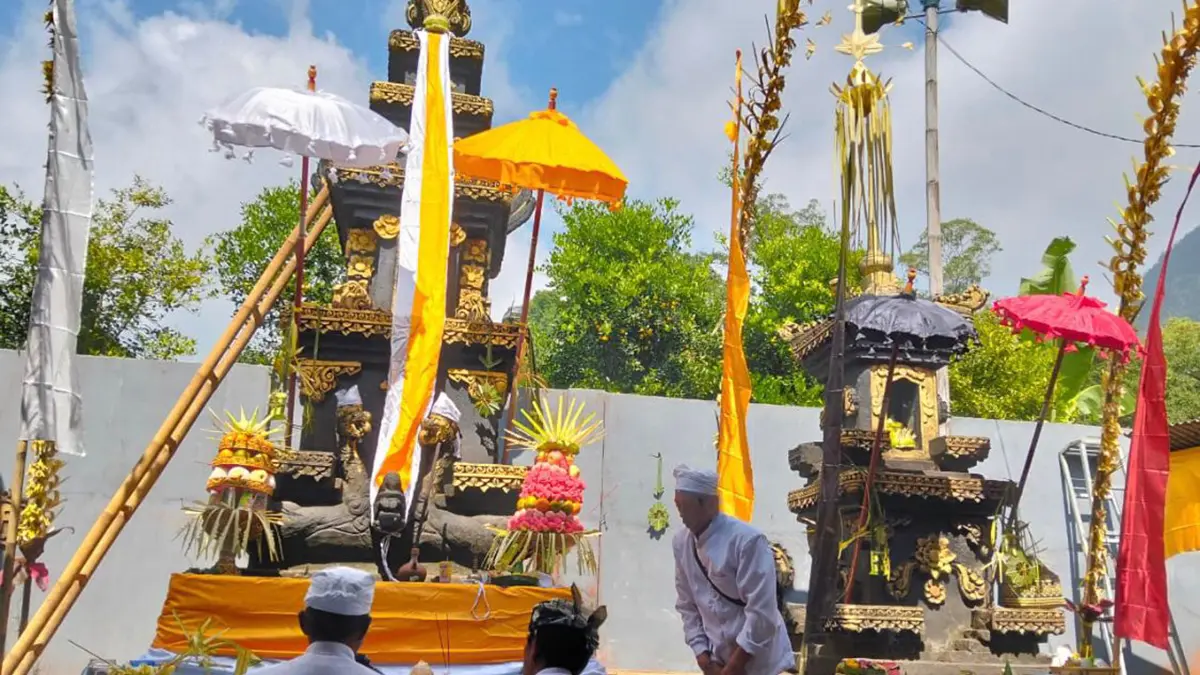 KHIDMAT: Ratusan umat Hindu suku Tengger di Desa Sapikerep merayakan Hari Raya Kuningan di Pura Randu Agung, Dusun Ngrandu, Sabtu (27/6) (PHDI DESA SAPIKEREP FOR JAWA POS RADAR BROMO)