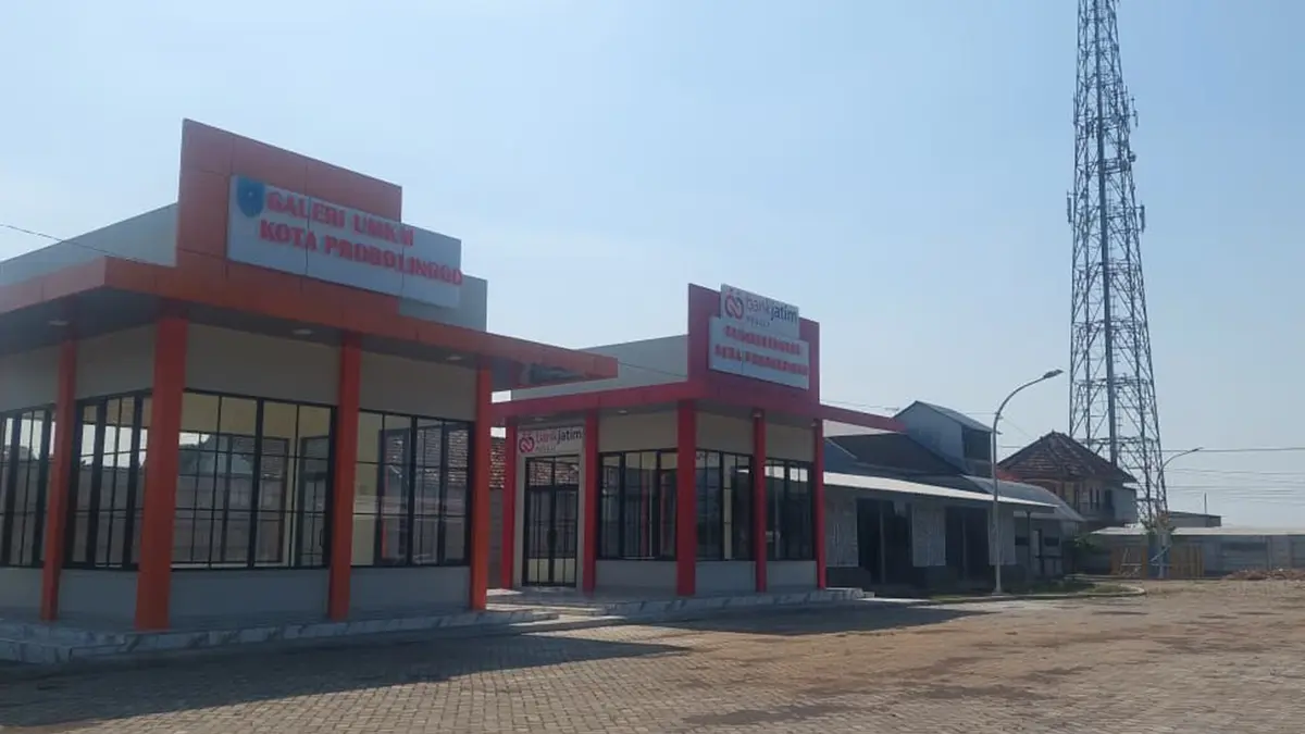 KOSONG: Rest Area-Gerai UMKM depan Terminal Bayuangga, Kota Probolinggo, masih mangkrak. (ARIF MASHUDI/JAWA POS RADAR BROMO)