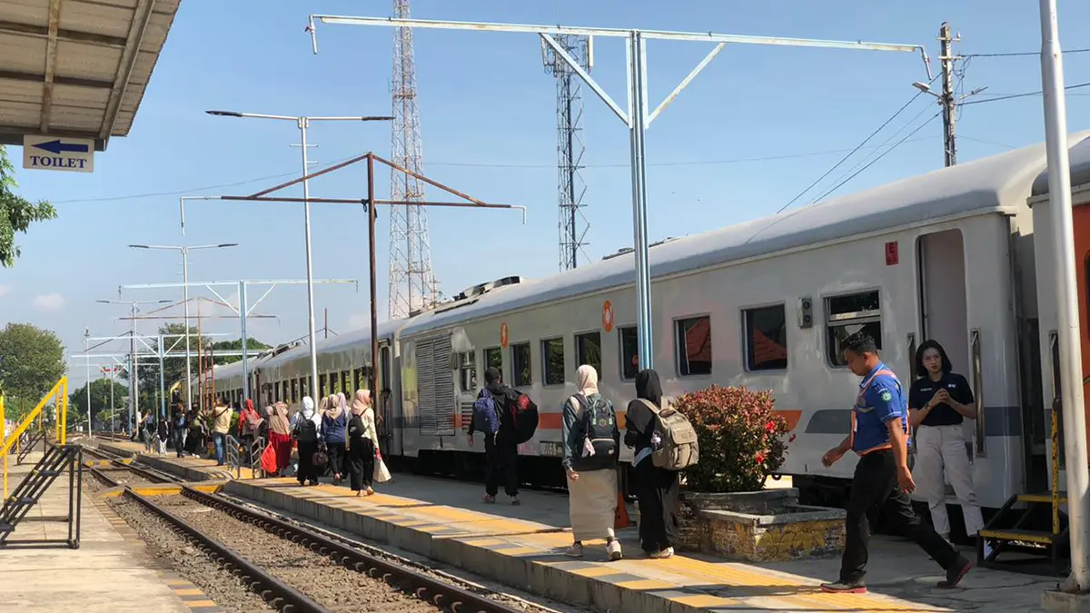 RAMAI: Sejumlah penumpang hendak naik KA Tawang Alun di Stasiun Probolinggo, Sabtu (27/6). (PT KAI DAOP 9 JEMBER FOR JAWA POS RADAR BROMO)