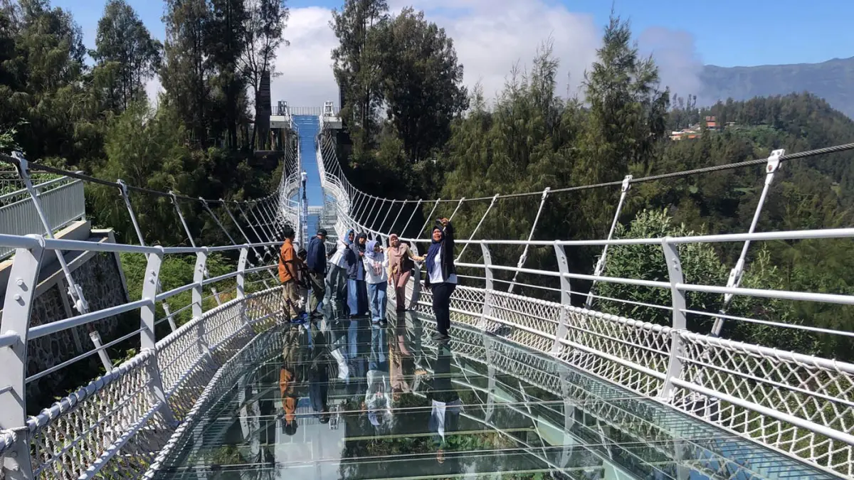RAMAI: Sejumlah wisatawan saat bersua foto di atas Jembatan Kaca Bromo atau Bromo Sky Bridge di Sukapura, Kabupaten Probolinggo, yang resmi dibuka sejak Sabtu (27/6). (Inneke Agustin/ Radar Bromo)
