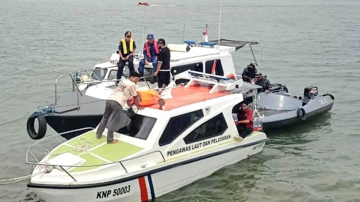 SIAGA: Petugas Satpolairud Polres Pasuruan Kota saat melakukan patroli sebelum digelarnya petik laut. (Satpolairud for Radar Bromo)