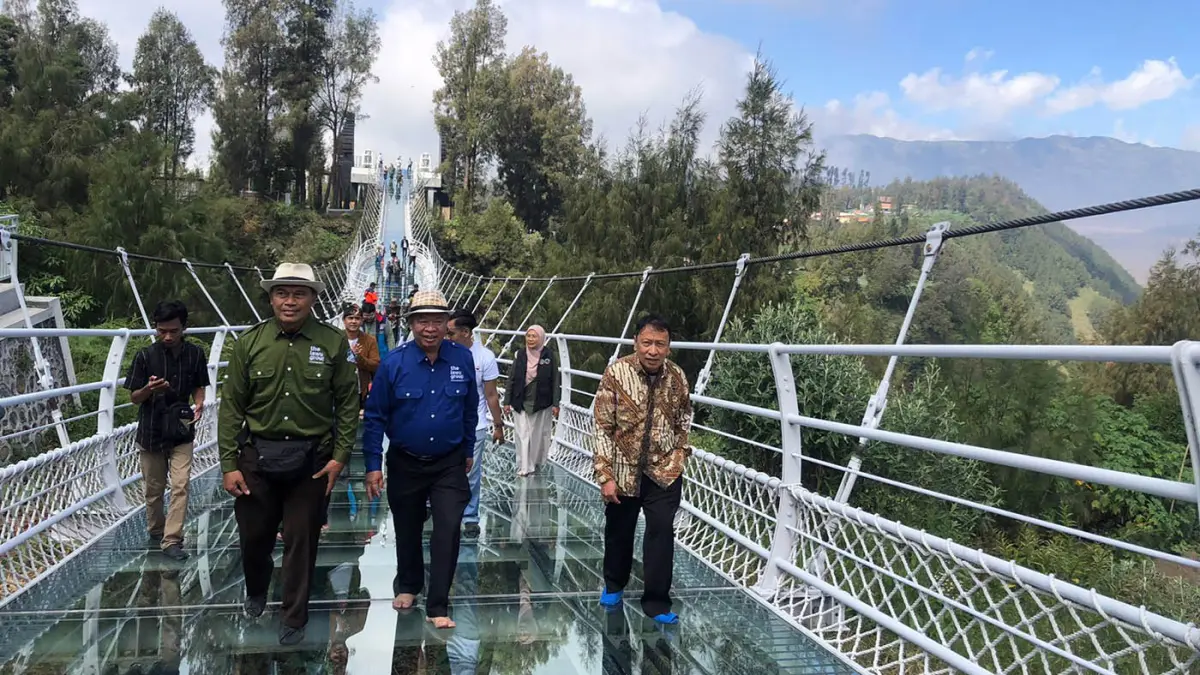 SOFT LAUNCHING: Sejumlah warga menikmati sensasi jalan di jembatan kaca Bromo. (Inneke Agustin/ Radar Bromo)