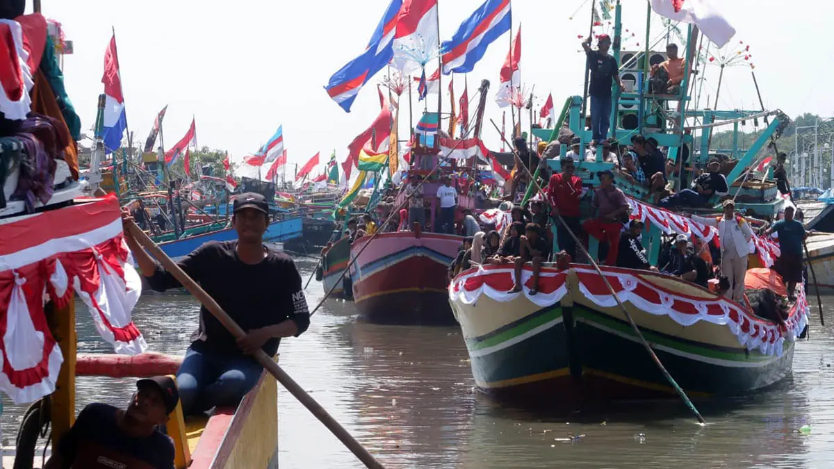 TERAWAT: Tradisi larung saji yang ternyata sudah ada sejak era Kolonial Belanda, namun bertahan hingga kini. (Mokhamad Zubaidillah/Radar Bromo)
