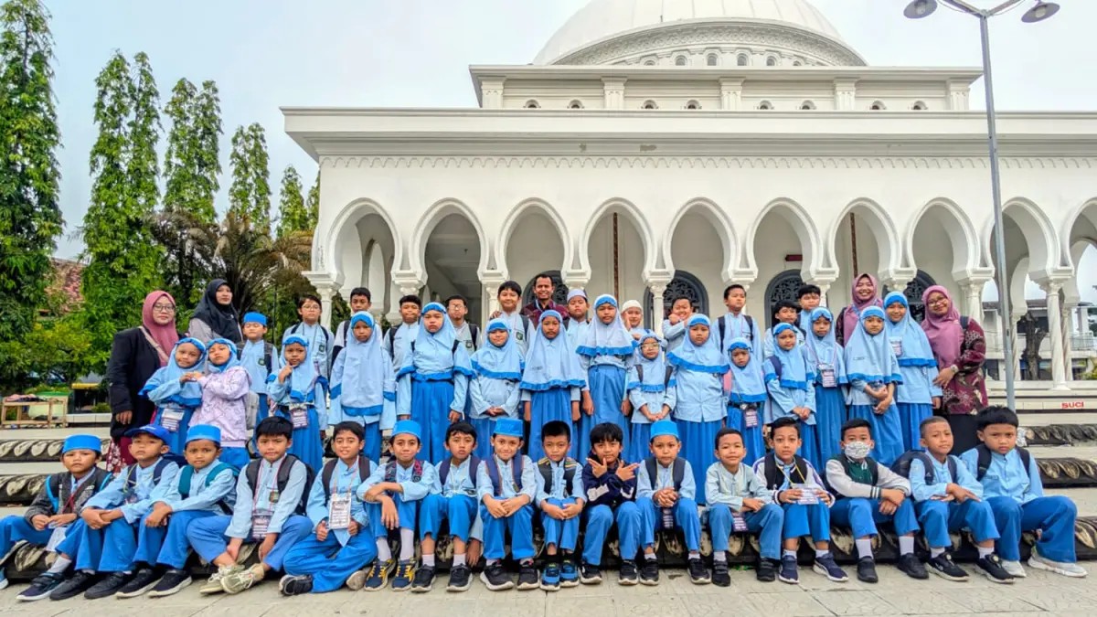 1.	AKHLAK: Selain pembelajaran akademik, SD Al Kautsar juga menanamkan nilai-nilai akhlak sejak dini. 
