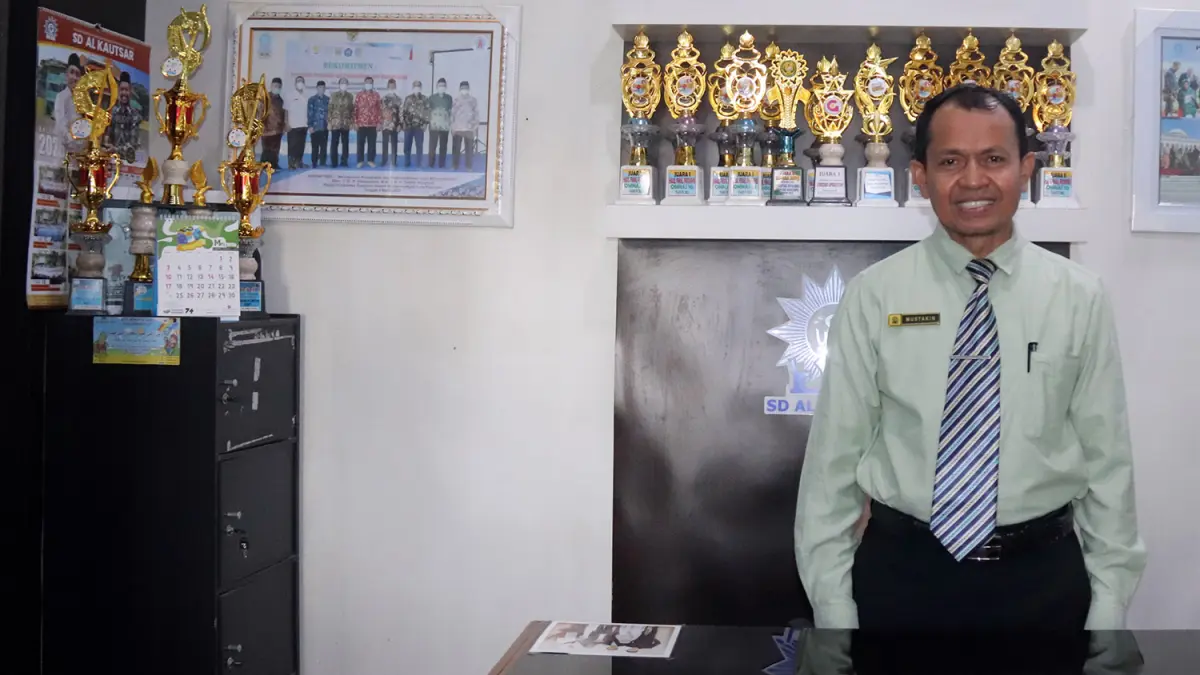 1.	Mustakin, S.Pd.I, S.Pd, Kepala Sekolah SD Al Kautsar